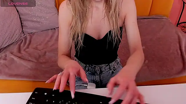 Snapshot of Diana_Garrett chatting on 11-26-25, 01:39 Diana Garrett online show from 11-26-25, 01:39