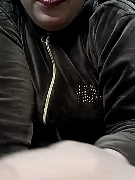 Snapshot of Cute-Raashii chatting on 01-09-25, 08:01 Cute-Raashii online show from 01-09-25, 08:01