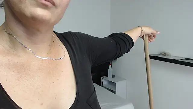 Snapshot of Angelinna_Milf chatting on 12-17-24, 02:01 Angelinna Milf online show from 12-17-24, 02:01