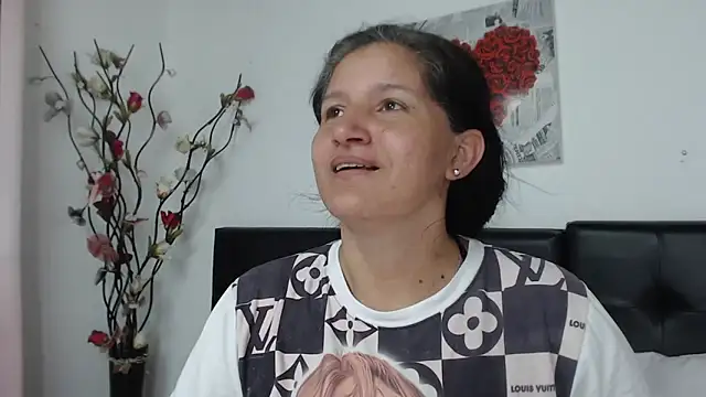 Snapshot of Angelinna_Milf chatting on 12-27-24, 06:31 Angelinna Milf online show from 12-27-24, 06:31