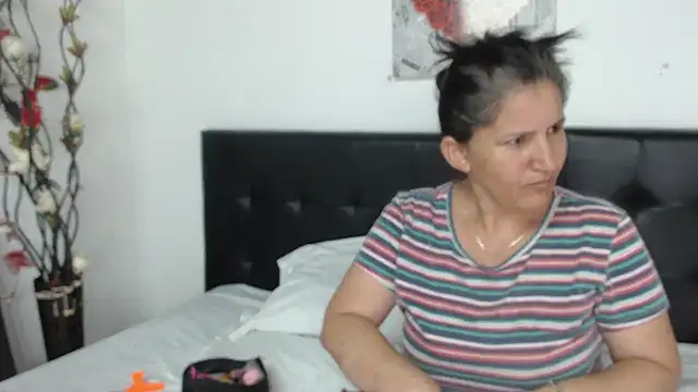 Snapshot of Angelinna_Milf chatting on 01-07-25, 02:31 Angelinna Milf online show from 01-07-25, 02:31