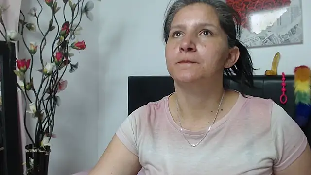 Snapshot of Angelinna_Milf chatting on 01-14-25, 11:37 Angelinna Milf online show from 01-14-25, 11:37