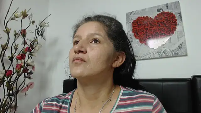 Snapshot of Angelinna_Milf chatting on 01-19-25, 01:00 Angelinna Milf online show from 01-19-25, 01:00