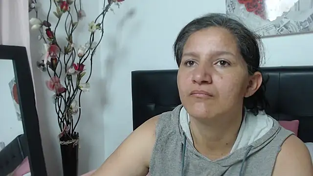 Snapshot of Angelinna_Milf chatting on 01-24-25, 02:39 Angelinna Milf online show from 01-24-25, 02:39