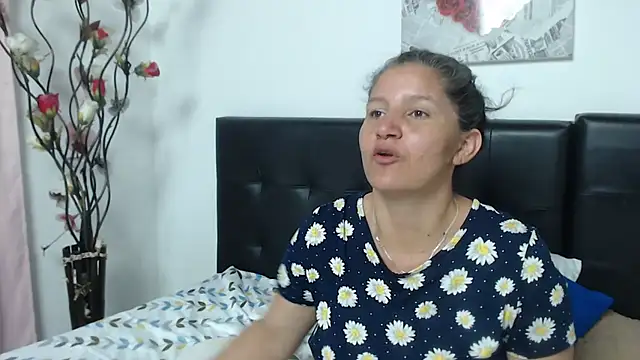 Snapshot of Angelinna_Milf chatting on 01-28-25, 03:04 Angelinna Milf online show from 01-28-25, 03:04