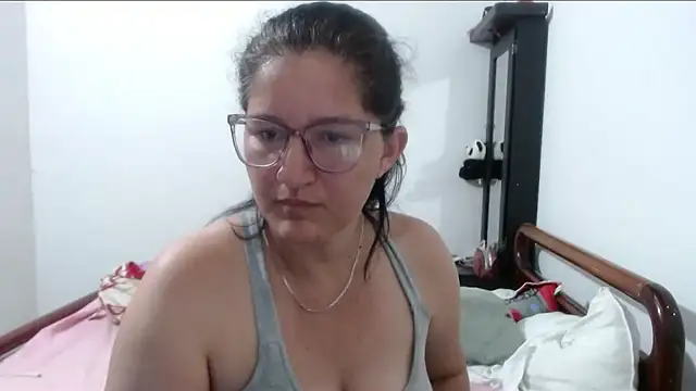 Snapshot of Angelinna_Milf chatting on 09-20-25, 12:33 Angelinna Milf online show from 09-20-25, 12:33