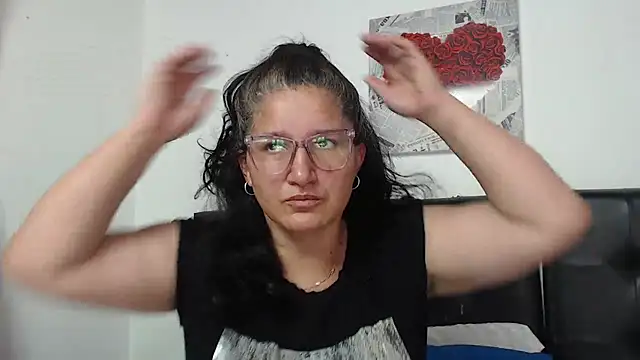 Snapshot of Angelinna_Milf chatting on 10-20-25, 07:36 Angelinna Milf online show from 10-20-25, 07:36