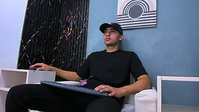 Liam crox online show from 01-14-25, 07:21