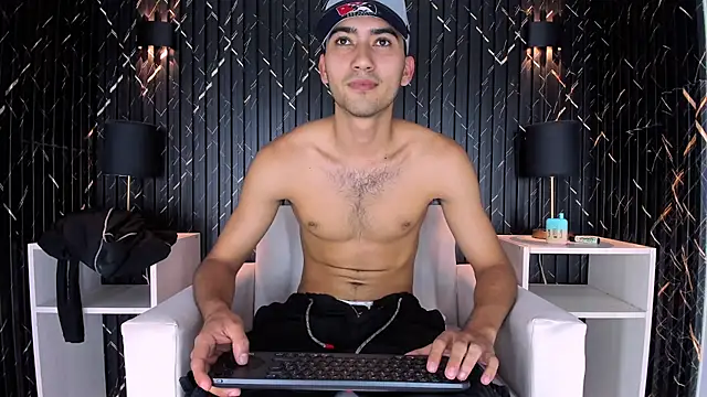 Liam crox online show from 02-18-25, 01:43