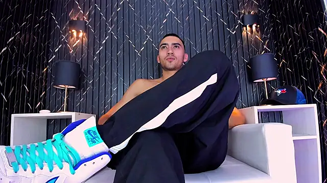 Liam crox online show from 02-21-25, 03:43