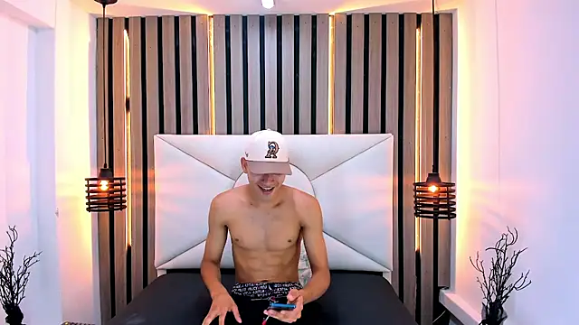 Liam crox online show from 03-10-25, 04:25