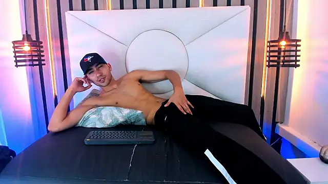 Liam crox online show from 03-14-25, 07:34