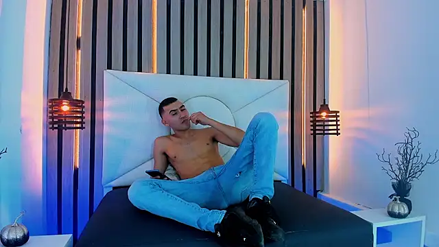 Liam crox online show from 03-22-25, 06:25