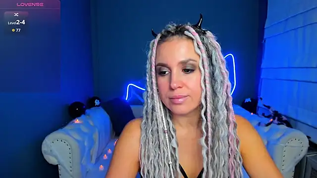 Snapshot of rock_n_roxy chatting on 10-31-25, 01:28 rock n roxy online show from 10-31-25, 01:28