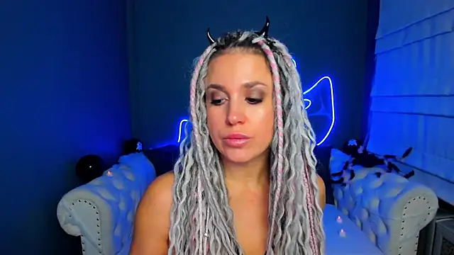 Snapshot of rock_n_roxy chatting on 11-01-25, 01:18 rock n roxy online show from 11-01-25, 01:18