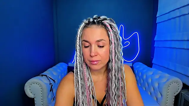 Snapshot of rock_n_roxy chatting on 11-15-25, 01:25 rock n roxy online show from 11-15-25, 01:25