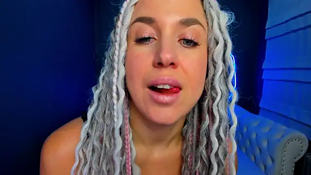 Snapshot of rock_n_roxy chatting on 11-17-25, 01:33 rock n roxy online show from 11-17-25, 01:33