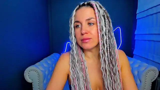 Snapshot of rock_n_roxy chatting on 11-18-25, 01:33 rock n roxy online show from 11-18-25, 01:33