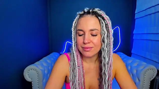 Snapshot of rock_n_roxy chatting on 11-19-25, 01:27 rock n roxy online show from 11-19-25, 01:27