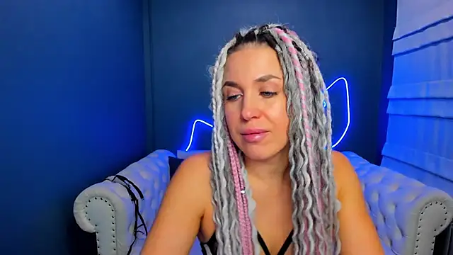 Snapshot of rock_n_roxy chatting on 11-22-25, 01:15 rock n roxy online show from 11-22-25, 01:15