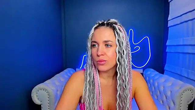 Snapshot of rock_n_roxy chatting on 11-23-25, 01:16 rock n roxy online show from 11-23-25, 01:16