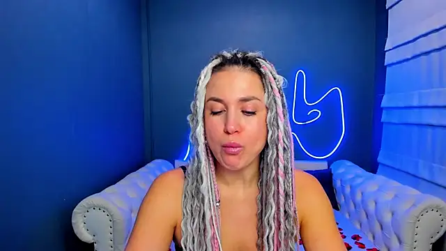 Snapshot of rock_n_roxy chatting on 12-01-25, 01:32 rock n roxy online show from 12-01-25, 01:32