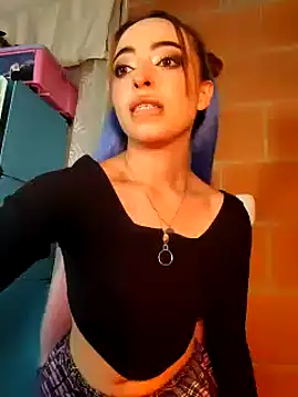 Snapshot of Yennastone chatting on 02-18-25, 12:15 Yennastone online show from 02-18-25, 12:15