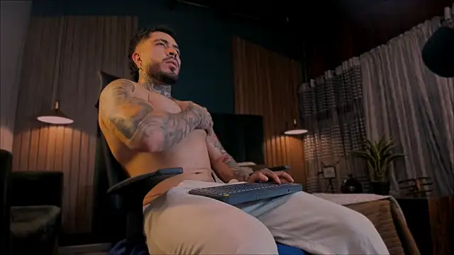 LeoSalvatore  online show from 01-30-25, 03:44