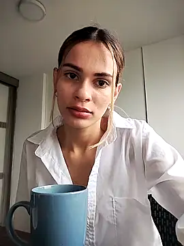 cuteluci  online show from 02-25-25, 12:24