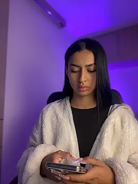 maddy bronw  online show from 01-21-25, 03:04