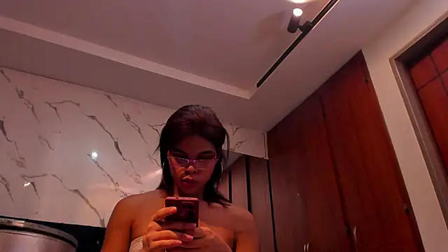 Snapshot of evelyn_wine chatting on 09-25-25, 10:02 evelyn wine online show from 09-25-25, 10:02