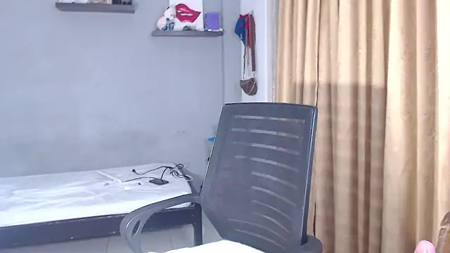 Snapshot of SusanLeroy chatting on 11-30-25, 09:35 SusanLeroy online show from 11-30-25, 09:35