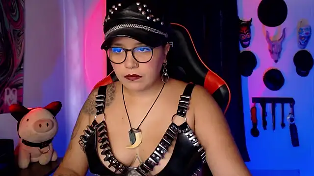 Snapshot of LilithSharon chatting on 10-17-25, 08:33 LilithSharon online show from 10-17-25, 08:33