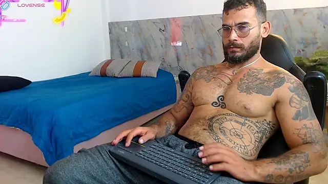 Snapshot of hanz_col chatting on 10-29-25, 02:52 hanz col online show from 10-29-25, 02:52