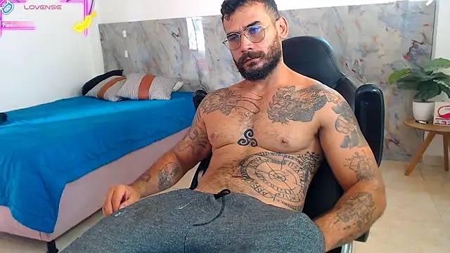 Snapshot of hanz_col chatting on 10-31-25, 12:06 hanz col online show from 10-31-25, 12:06