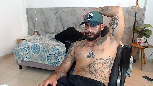 Snapshot of hanz_col chatting on 11-19-25, 02:33 hanz col online show from 11-19-25, 02:33