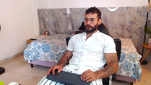 Snapshot of hanz_col chatting on 11-19-25, 02:39 hanz col online show from 11-19-25, 02:39