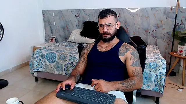 Snapshot of hanz_col chatting on 11-21-25, 02:43 hanz col online show from 11-21-25, 02:43