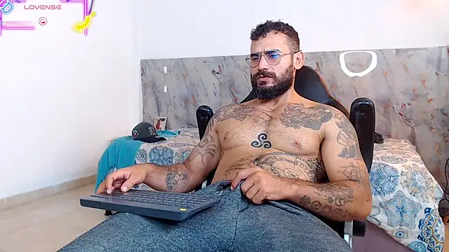 Snapshot of hanz_col chatting on 11-30-25, 11:42 hanz col online show from 11-30-25, 11:42