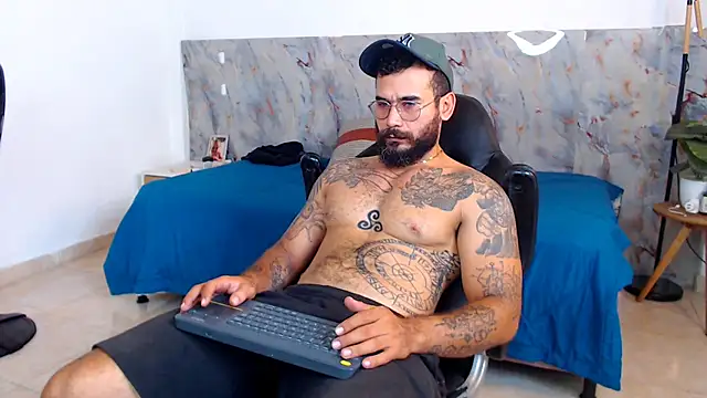 Snapshot of hanz_col chatting on 12-14-25, 11:26 hanz col online show from 12-14-25, 11:26