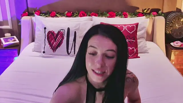 Snapshot of MadilynFox chatting on 02-15-25, 01:53 MadilynFox online show from 02-15-25, 01:53