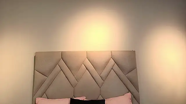 Isis Osman online show from 03-24-26, 07:41