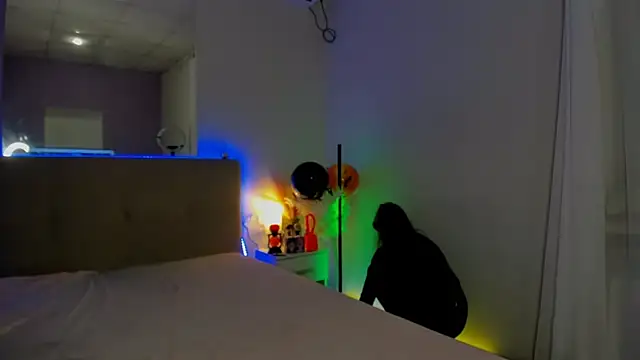 Laura Leee online show from 11-07-25, 06:24