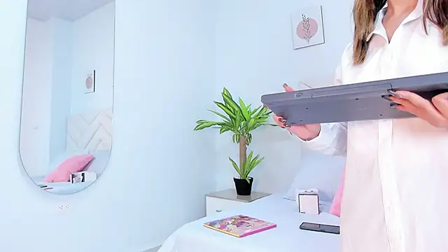 Snapshot of Bella_reaset18 chatting on 12-07-24, 07:32 Bella reaset18 online show from 12-07-24, 07:32