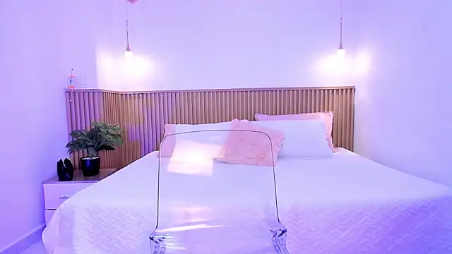 Snapshot of Bella_reaset18 chatting on 12-20-24, 09:17 Bella reaset18 online show from 12-20-24, 09:17