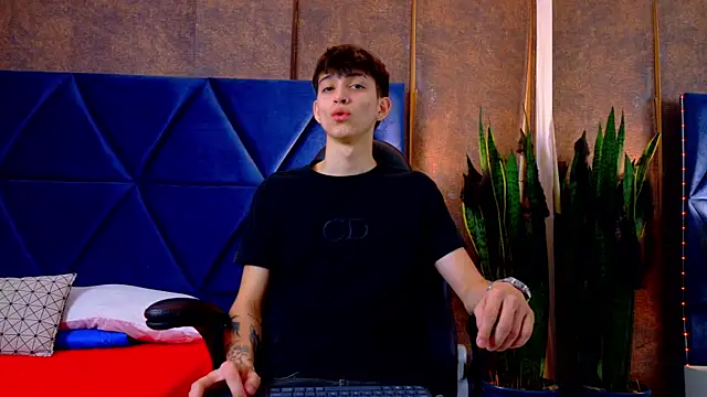 Snapshot of Lion_Foster01 chatting on 10-21-25, 11:55 Lion Foster01 online show from 10-21-25, 11:55