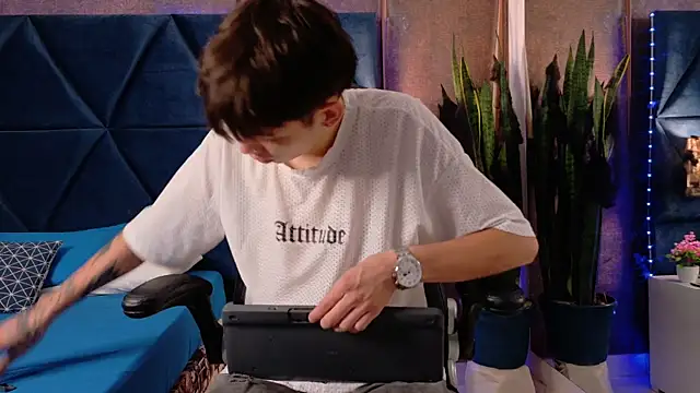 Snapshot of Lion_Foster01 chatting on 10-22-25, 12:27 Lion Foster01 online show from 10-22-25, 12:27