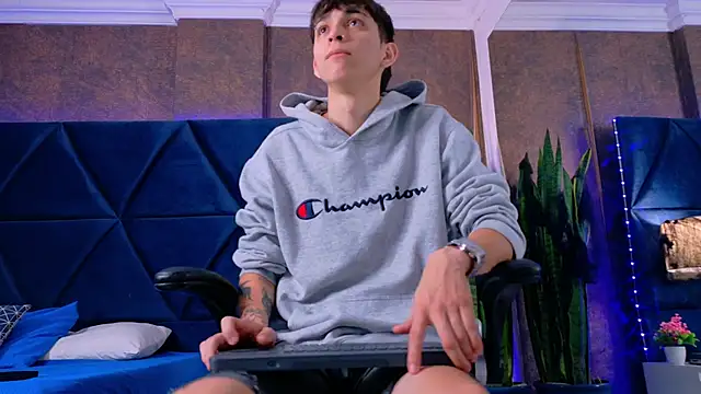 Snapshot of Lion_Foster01 chatting on 10-24-25, 12:01 Lion Foster01 online show from 10-24-25, 12:01