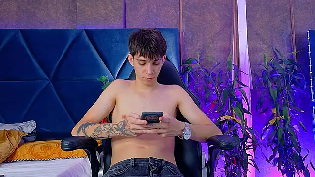 Snapshot of Lion_Foster01 chatting on 12-17-25, 09:54 Lion Foster01 online show from 12-17-25, 09:54