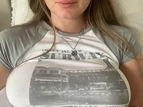 Snapshot of KaraLeee chatting on 01-08-25, 10:06 KaraLeee online show from 01-08-25, 10:06